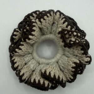 Chouchou en crochet bicolore beige et noir– Accessoire cheveux fait main