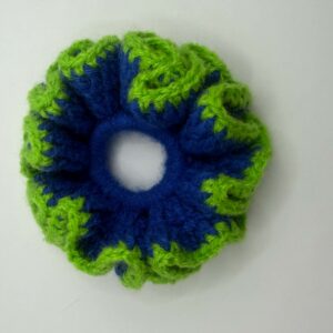 Chouchou en crochet bicolore vert et bleu– Accessoire cheveux fait main