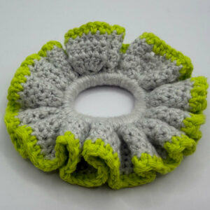 Chouchou en crochet bicolore vert et gris– Accessoire cheveux fait main