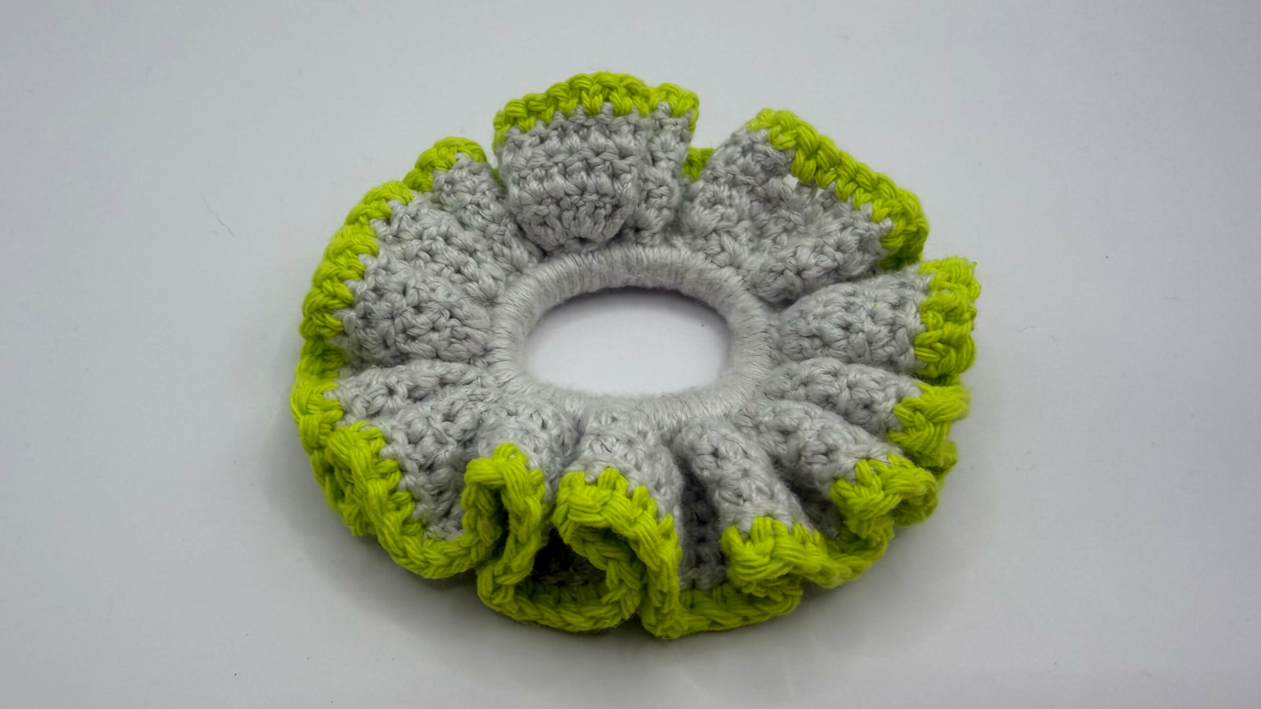 Chouchou en crochet bicolore vert et gris– Accessoire cheveux fait main